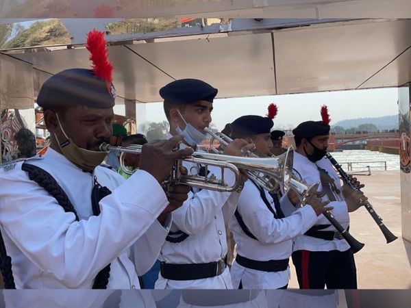 उत्तराखंड पुलिस ने बैंड बजाकर शाही स्नाने के लिए जा रहे साधु-संतों का स्वागत किया।