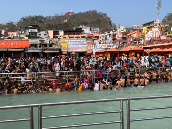 हर की पैड़ी आज सिर्फ अखाड़ों के स्नान के लिए आरक्षित है। आम लोगों के स्नान के लिए अलग व्यवस्था की गई है।