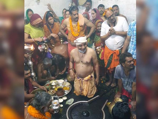 भक्तों ने भगवान भोले नाथ का जलाभिषेक कर पूजा-अर्चना किया।