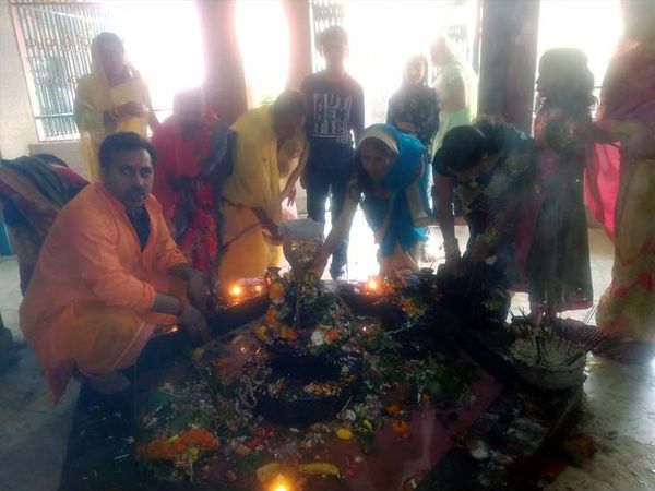 जमशेदपुर स्थित टेल्को लक्ष्मीनगर हनुमान मंदिर में उमड़ी श्रद्धालुओं की भीड़।