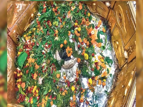 स्वयंभू शिवलिंग, सपरिवार विराजते हैं बाबा भोलेनाथ।