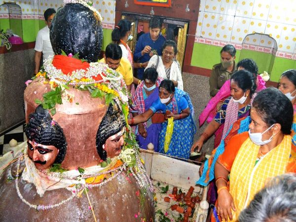 तिलभांडेश्वर महादेव के मंदिर में दर्शन पूजन।