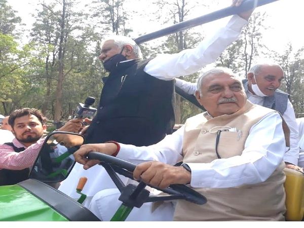 हरियाणा के पूर्व मुख्यमंत्री भुपेंद्र सिंह हुड्डा का एक वीडियो सामने आया है जिसमें वह एक ट्रैक्टर पर बैठे हुए हैं और महिला विधायक उस ट्रैक्टर को रस्सी के जरिये खींच रही हैं। - Dainik Bhaskar