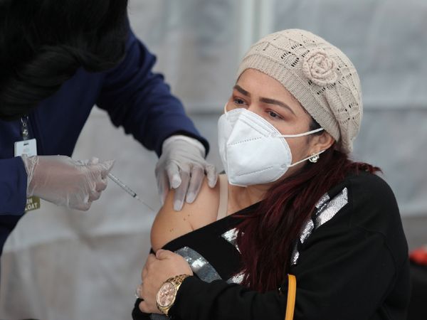 This photo is from California, USA. Healthcare worker applying corona vaccine to 31-year-old Sylvia Espinoza. - Dainik Bhaskar