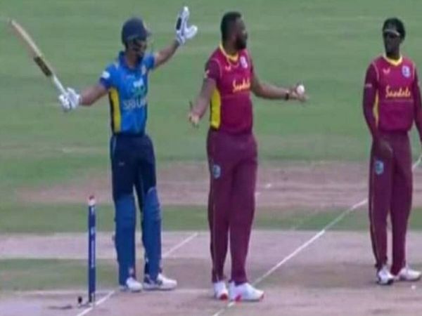 वेस्टइंडीज के खिलाफ पहले वनडे मैच में श्रीलंका ओपनर दनुष्का गुनाथिलका ने 61 गेंदों पर 55 रन की पारी खेली। - Dainik Bhaskar