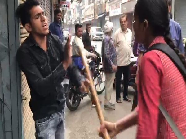 छात्रा थाना सदर बाजार क्षेत्र के रजबन बाजार इलाके की रहने वाली है, वह शुक्रवार सुबह अपने कॉलेज जा रही थी - Dainik Bhaskar