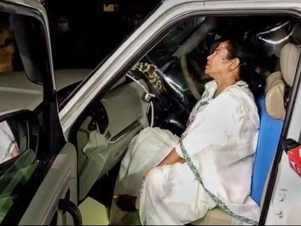 पश्चिम बंगाल की CM ममता बनर्जी ने बुधवार को आरोप लगाया था कि चुनाव प्रचार के दौरान नंदीग्राम में 4-5 लोगों ने उन पर हमला किया। - Dainik Bhaskar