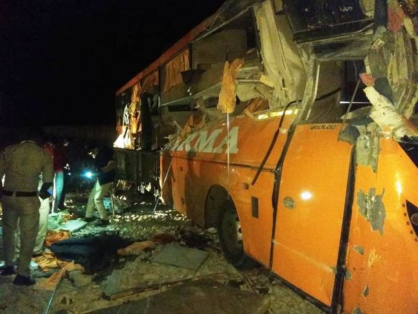 बस की खिड़कियों के कांच तोड़कर घायलों को निकाला गया।