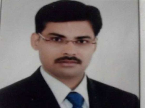मोहनलालगंज तहसील में पोस्टेड पीसीएस अधिकारी निखिल शुक्ल का एक वीडियो बृहस्पतिवार को सोशल मीडिया पर वायरल हुआ था। इसकी जांच के बाद उन्हें सस्पेंड कर दिया गया। - Dainik Bhaskar