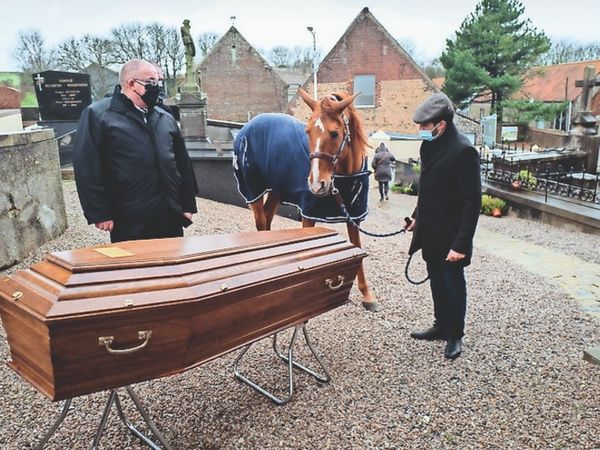 Daniel, suffering from terminal cancer, wished to include Payo at his funeral. Payo also attended her funeral.