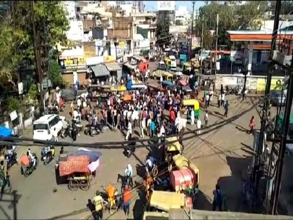 पूर्व सांसद अनूप मिश्रा के सड़क पर कुर्सी डालकर बैठने के बाद वहां भीड़ लग गई