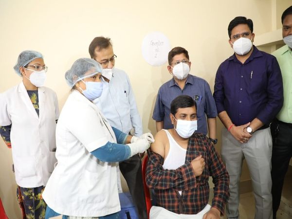 JAH के वैक्सीन सेंटर पर कलेक्टर ग्वालियर कौशलेन्द्र विक्रम सिंह कोरोना टीका का दूसरा डोज लेते हुए