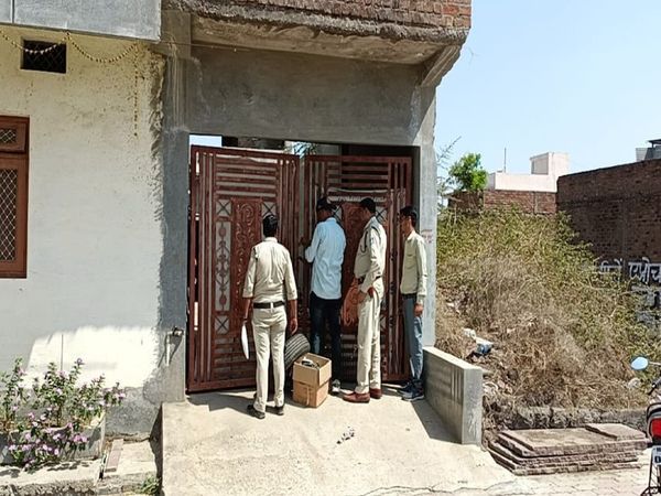 नागदा में वाहन चोरों के घर पर दबिश देती गोला का मंदिर पुलिस की टीम।