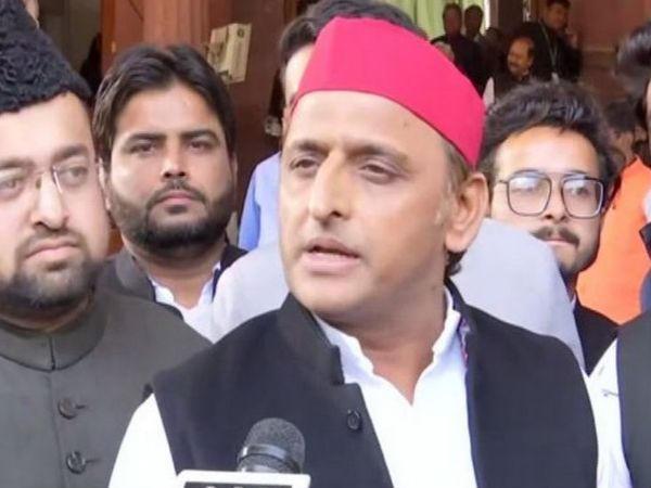 On March 11, during a press conference of Akhilesh at a hotel in Moradabad, there was an incident of assault on journalists. - Dainik Bhaskar