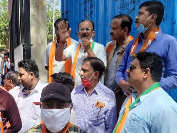 सम्बोधित करते भाजपाई