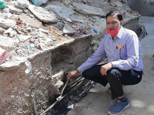 जले हुए पाइप दिखाते क्षेत्रवासी
