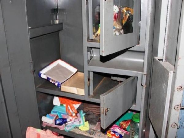 अलमारी से चोर समेट ले गए जेवर।