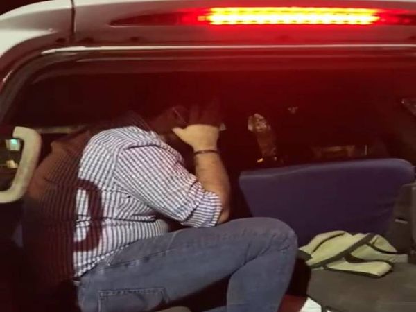 आरोपी को डायल-100 वाहन में बिठाकर ले जाती पुलिस।