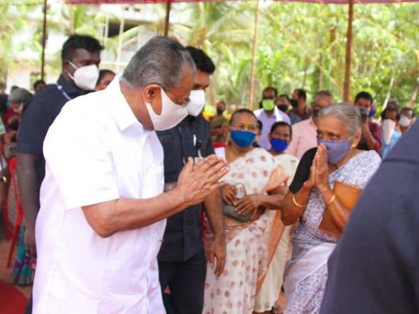 चुनाव प्रचार के दौरान क्षेत्र के लोगों से मिलते हुए मुख्यमंत्री विजयन।