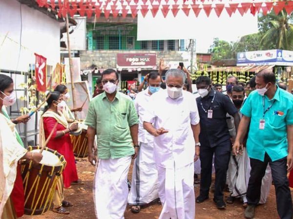 चुनाव प्रचार के दौरान मुख्यमंत्री विजयन। केरल में 6 अप्रैल से विधानसभा चुनाव होने जा रहे हैं, नतीजे 2 मई को घोषित होंगे।