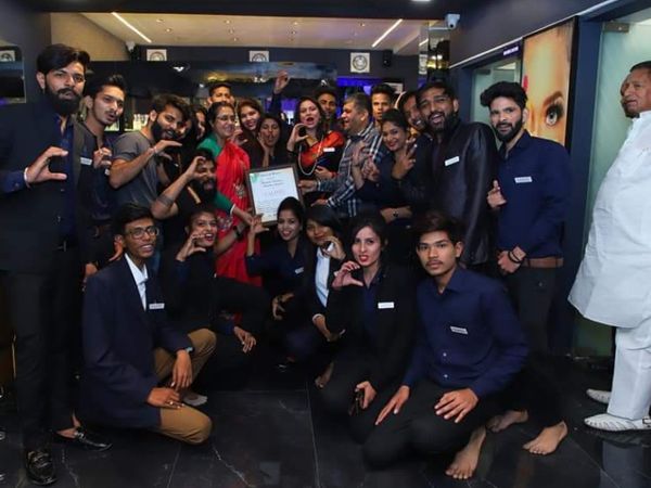 चार साल पहले गौरव ने सलून का काम शुरू किया था। आज उनके साथ 150 से ज्यादा लोग जुड़े हैं।