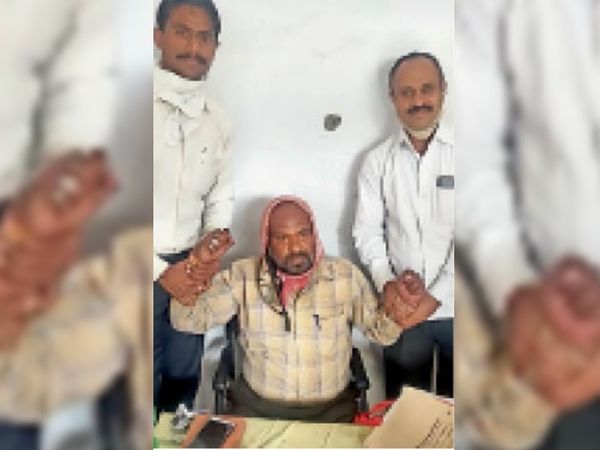लोकायुक्त टीम की गिरफ्त में माथुर। - Dainik Bhaskar