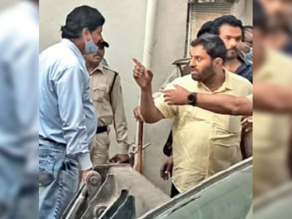 शिवा चाैधरी का बेटा दीपक चाैधरी निगम के एक अधिकारी काे अंगुली दिखाते हुए बाेला-मैं राजनीति कर रहा हूं, काेई नाटक नाैटंकी नहीं है।