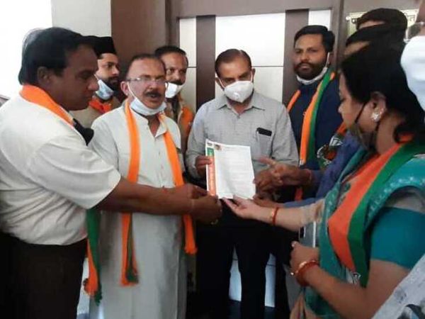 कलक्टर को ज्ञापन सौंपते भाजपाई
