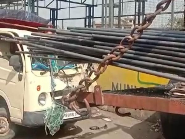 सरिया घुसने की वजह से क्षतिग्रस्त हुआ टाटा ऐस। - Dainik Bhaskar