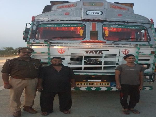 पुलिस ने सजेती गैंगरेप मामले में ट्रक के ड्राइवर को भी पकड़ लिया। उससे पूछताछ की जा रही है। - Dainik Bhaskar
