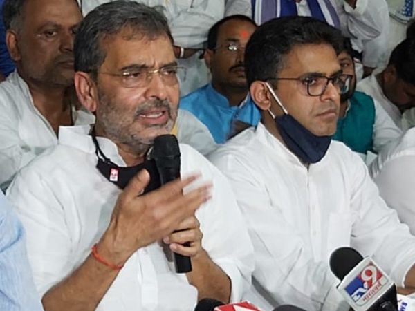 विलय से पहले मीडिया को संबोधित करते उपेंद्र कुशवाहा।
