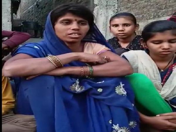 मां राधाबाई और परिवार के अन्य लोगों का रो-रो कर बुरा हाल हो गया है।