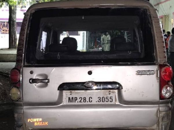 इस लग्जरी वाहन से सगे भाई लोडिंग वाहन के आगे रेकी कर चल रहे थे।