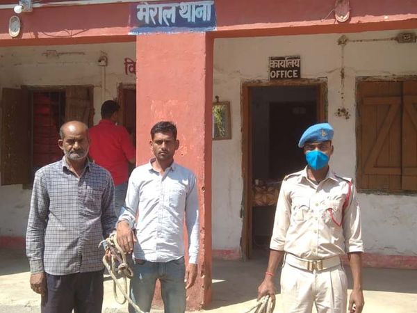 गिरफ्तार आरोपियों में गढ़वा थाना क्षेत्र के गुरदी गांव निवासी कौसर अंसारी (50) और मंजूर अंसारी (32) शामिल है। - Dainik Bhaskar