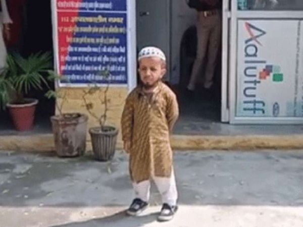 यूपी के शामली जिले के रहने वाले अजीम मंसरी ने दो दिन पहले पुलिस के पास अपनी शादी की गुहार लगाई थी। उसके बाद से ही उनके परिवार के पास काफी फोन आ रहे हैँ। यहां तक की बॉलीवुड के अभिनेता सलमान खान ने उनसे फोन पर बात कर मुंबई बुलाया है। - Dainik Bhaskar