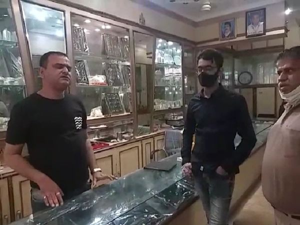 चोरी की घटना के बाद व्यापारी भूपेन्द्र सुखीजा घटना के संबंध में पूरी जानकारी देते हुए