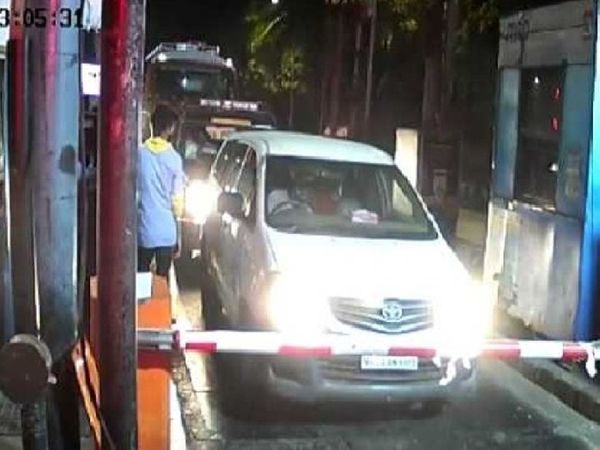 26 फरवरी की इस तस्वीर में इनोवा का नंबर बदला हुआ है।
