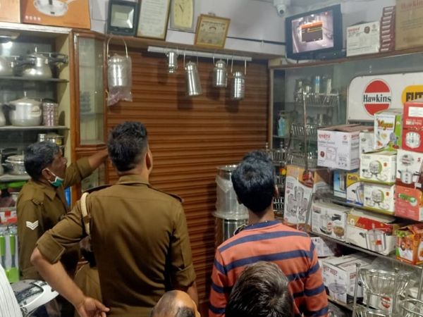 आस पास के दुकानों में पुलिस CCTV फुटेज देखते हुए।