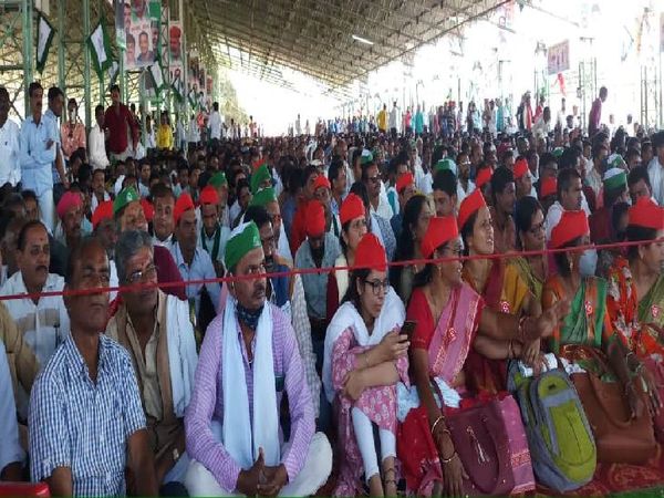 कृषि उपज मंडी सिहोरा में आयोजित किसान महापंचायत में मौजूद किसान।