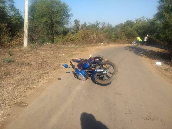 चरगवां रोड पर बड़वारा मोड़ के पास बाइक सवार श्रमिक को किसी अज्ञात वाहन ने टक्कर मारी।