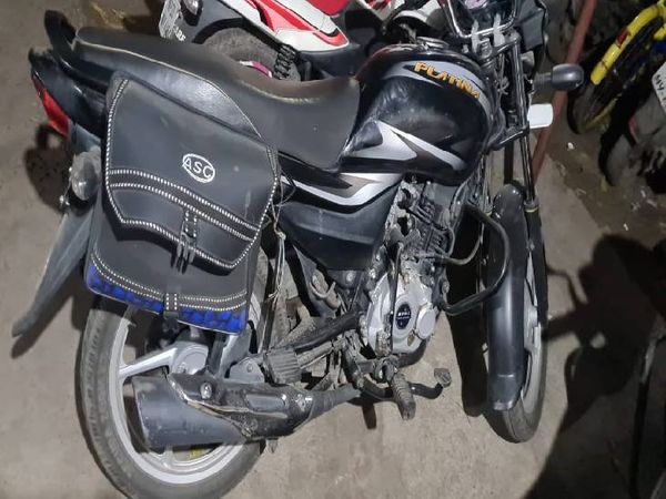 गांजा तस्कर से बिना नंबर की बाइक भी पुलिस ने जब्त किया।