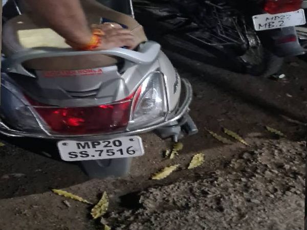 एक तस्कर एक्टिवा से कार सवार तस्करों के पास पहुंचा था।