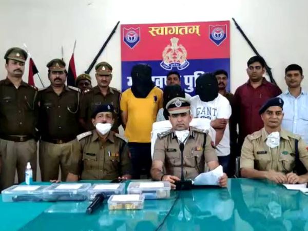 गोरखपुर पुलिस की गिरफ्त में आरोपी। - Dainik Bhaskar