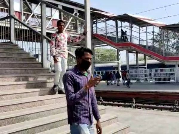 लंगूर की आवाज निकालकर बंदरों को भगाने का काम करते कलंदर। - Dainik Bhaskar