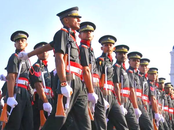 सेना के तीनों सर्विस में अफसर रैंक पर सिलेक्ट होने के लिए जो लोग आवेदन करते हैं उनकी परीक्षा सर्विस सिलेक्शन सेंटर्स पर SSB की तरफ से कराई जाती है। - Dainik Bhaskar
