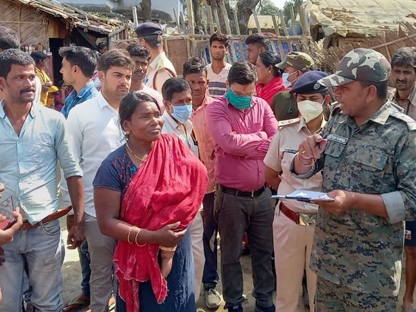 घटना की जानकारी होने के बाद पहुंचे अधिकारी।