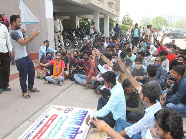 PEB द्वरा ली गई परीक्षा में गड़बड़ी को लेकर कलेक्ट्रेट पर प्रदर्शन करते कृषि महाविद्यालय के छात्र