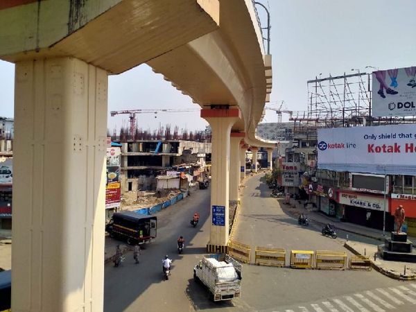 नागपुर की मुख्य सड़क पर इक्का-दुक्का लोग ही नजर आए। जरूरी सेवाओं को छोड़कर सभी दुकानें बंद हैं और कॉलोनियों में सन्नाटा पसरा है।