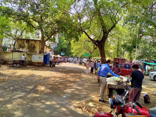 लॉकडाउन में सब्जी फल और अन्य आवश्यक दुकानों को खुला रखने का ऐलान किया गया है।