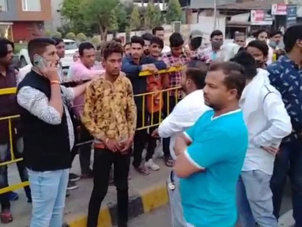 बड़ी संख्या में मौजूद लोगों ने भी तस्कर पर हाथ साफ किया।